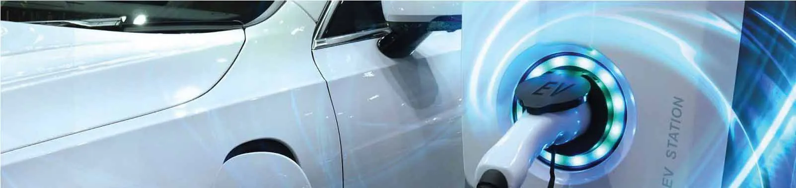Cargador conectado a un auto eléctrico con un anillo de luz azul