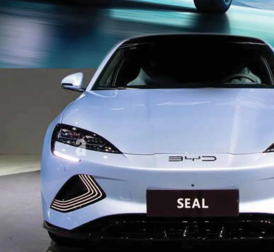 Frente de un BYD Seal plateado