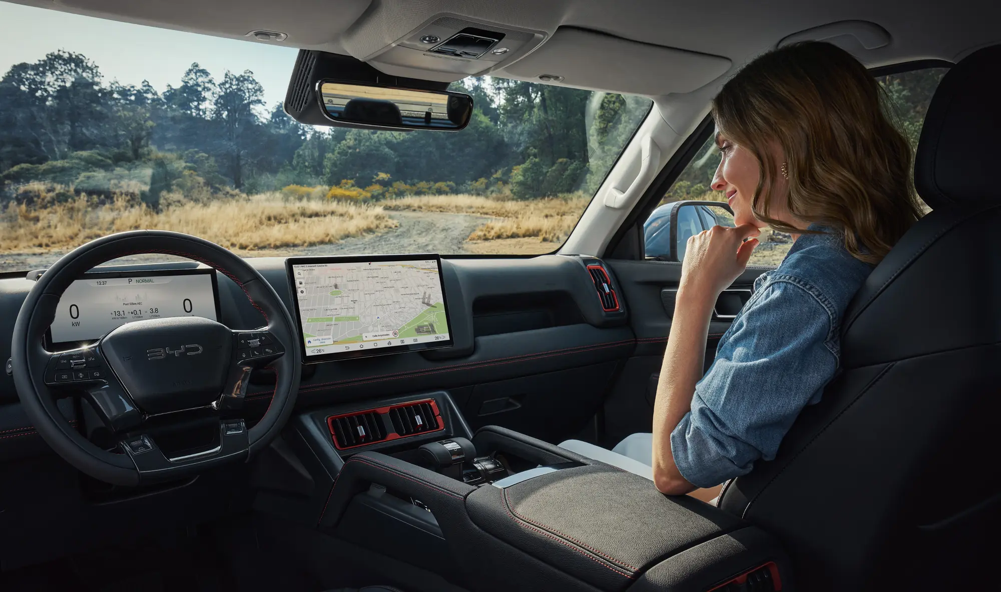 Conductora mirando la pantalla de navegación dentro de un BYD