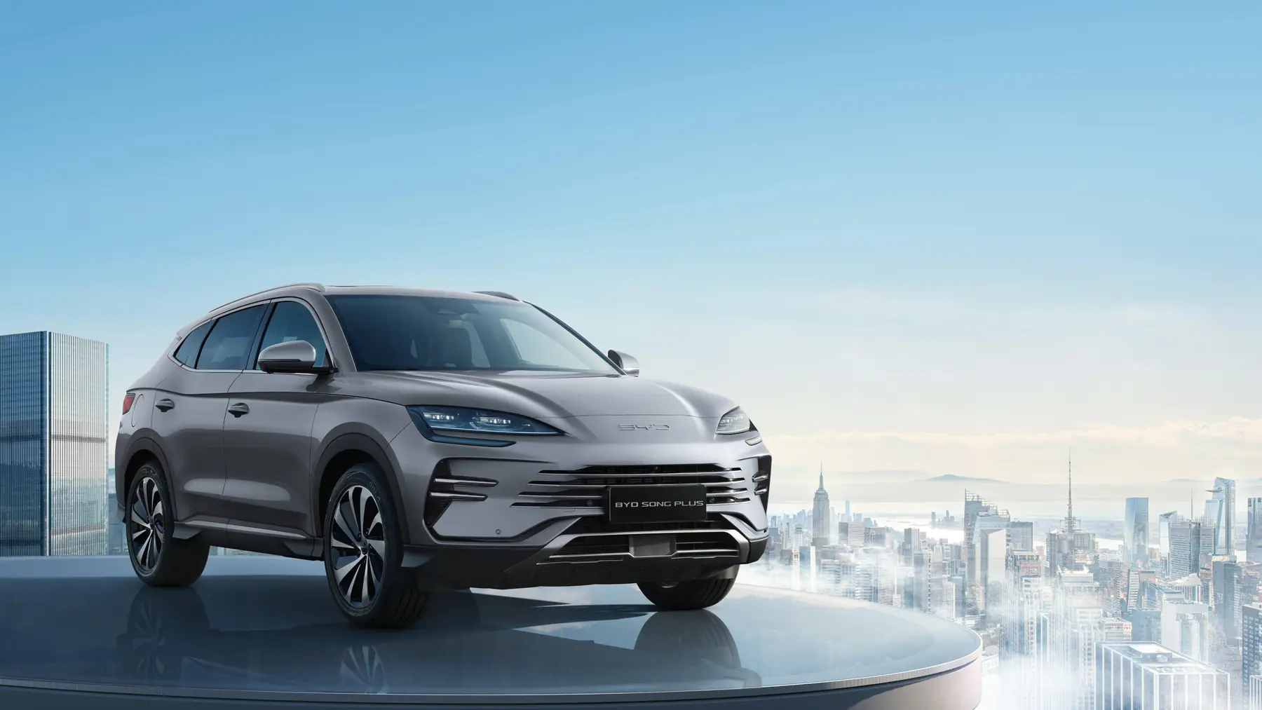 BYD Tang plateado frente a una ciudad
