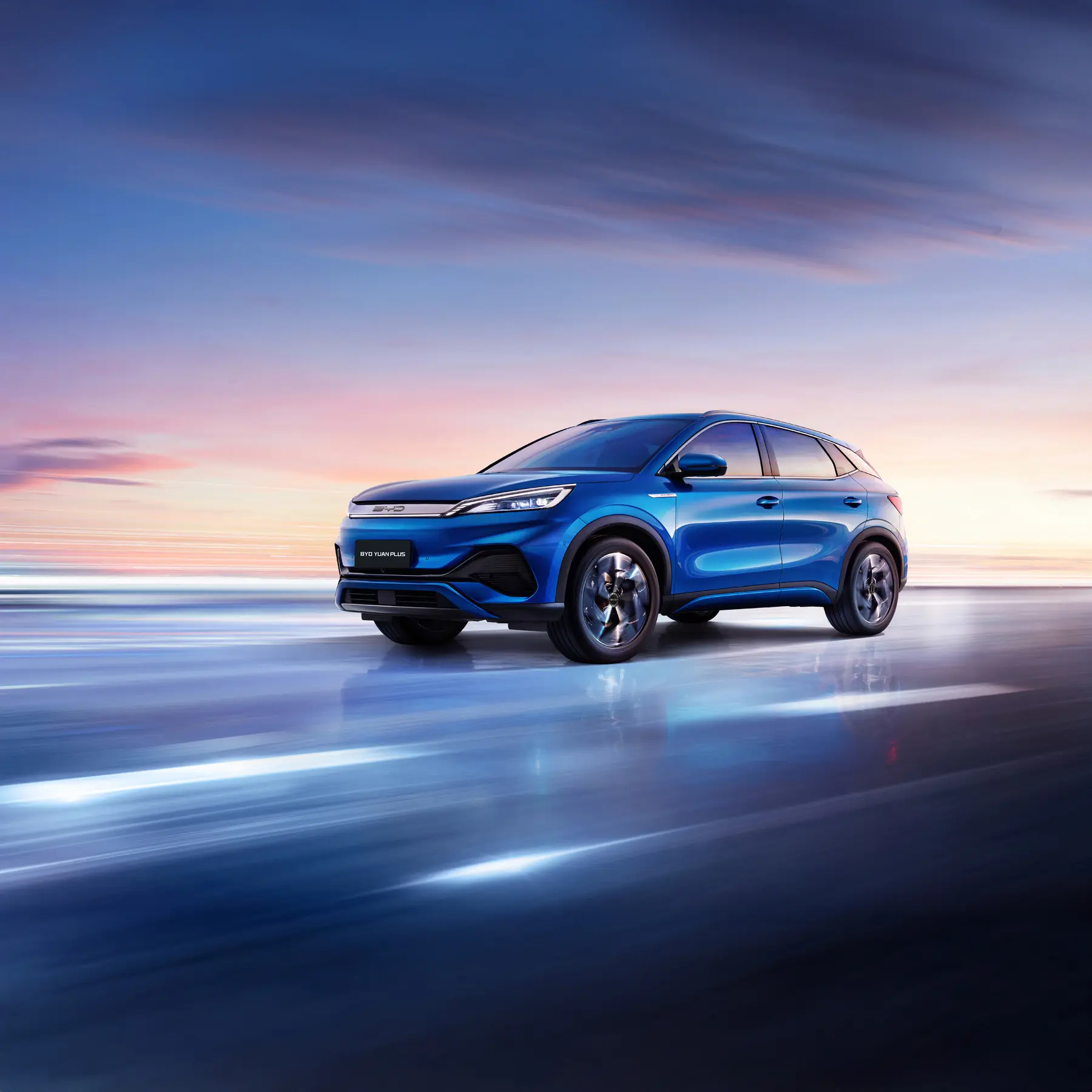 BYD Yuan Plus azul sobre una carretera con luces en movimiento