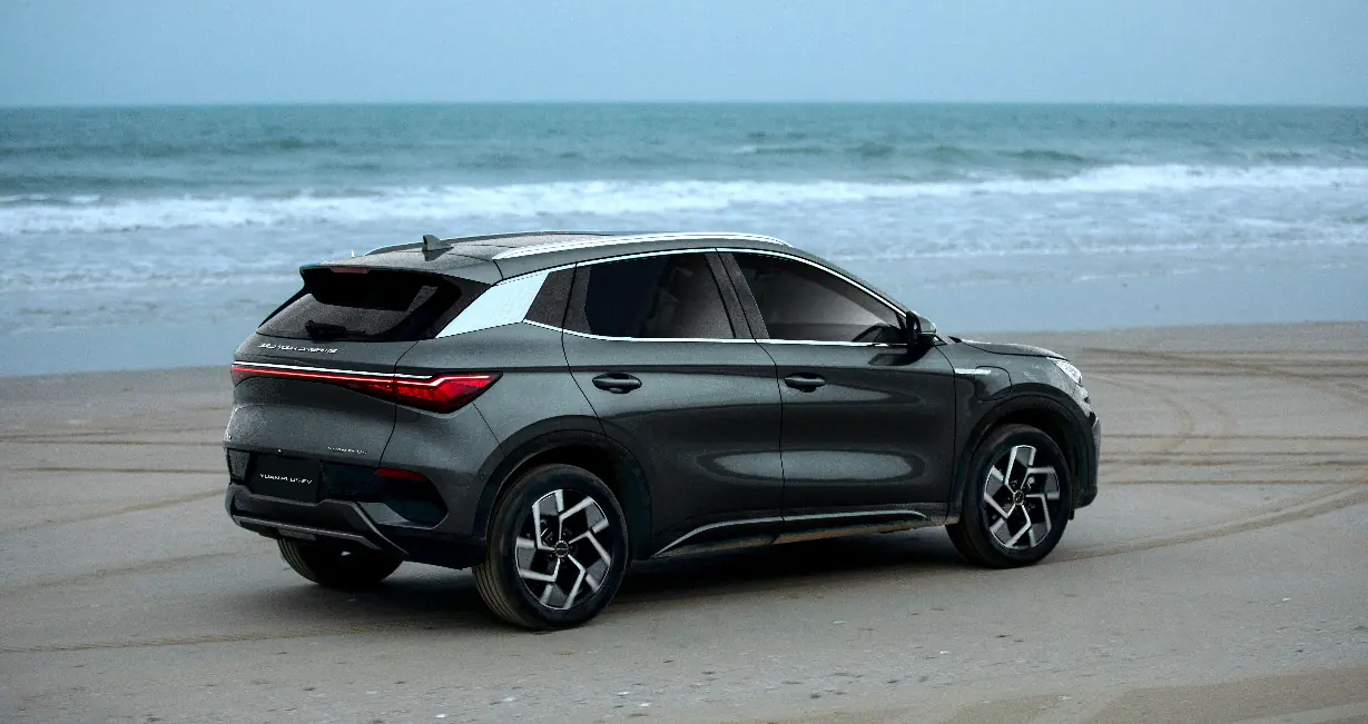 BYD Yuan Pro gris en una playa